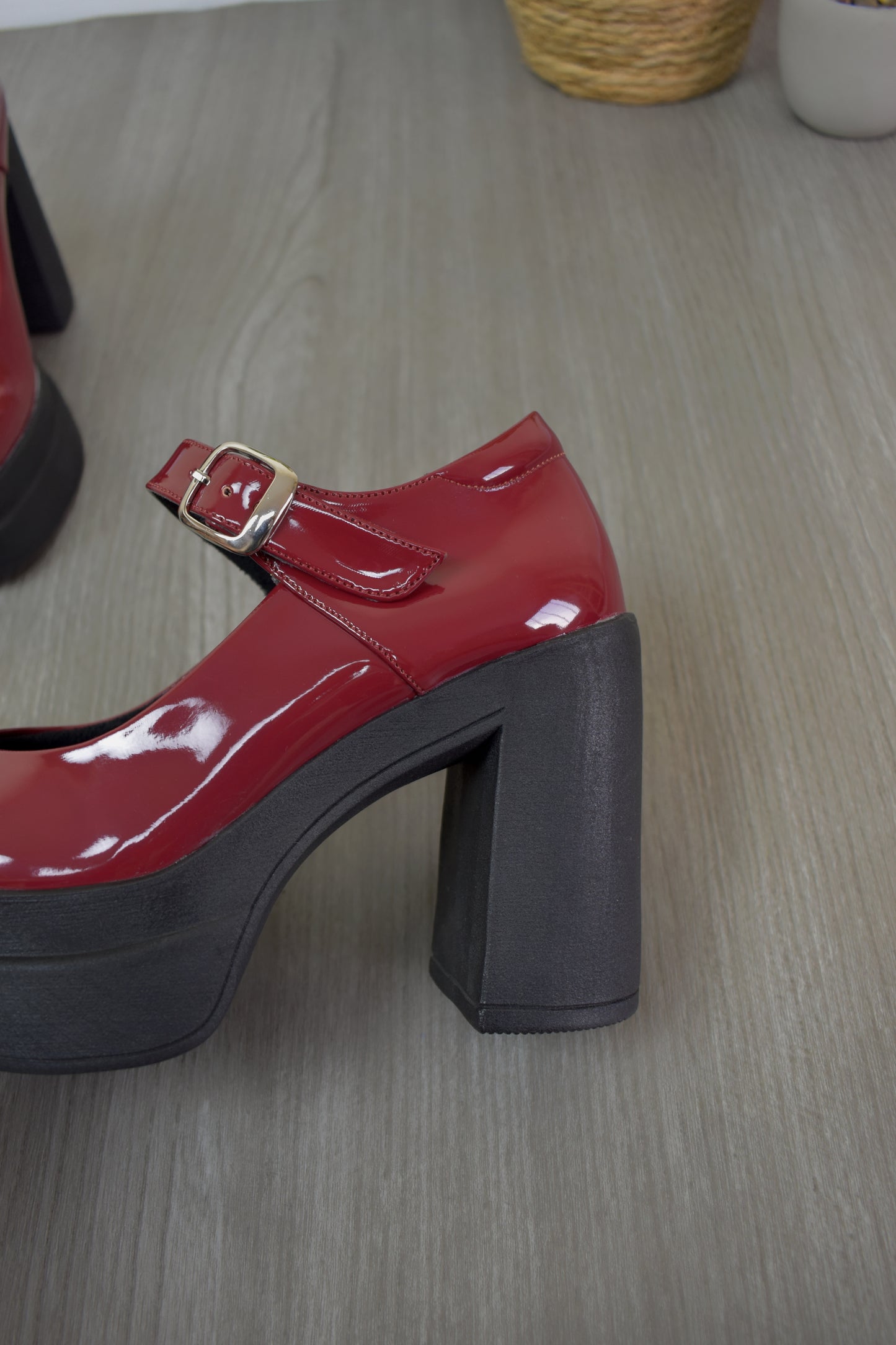 Plataformas BELLA vino charol